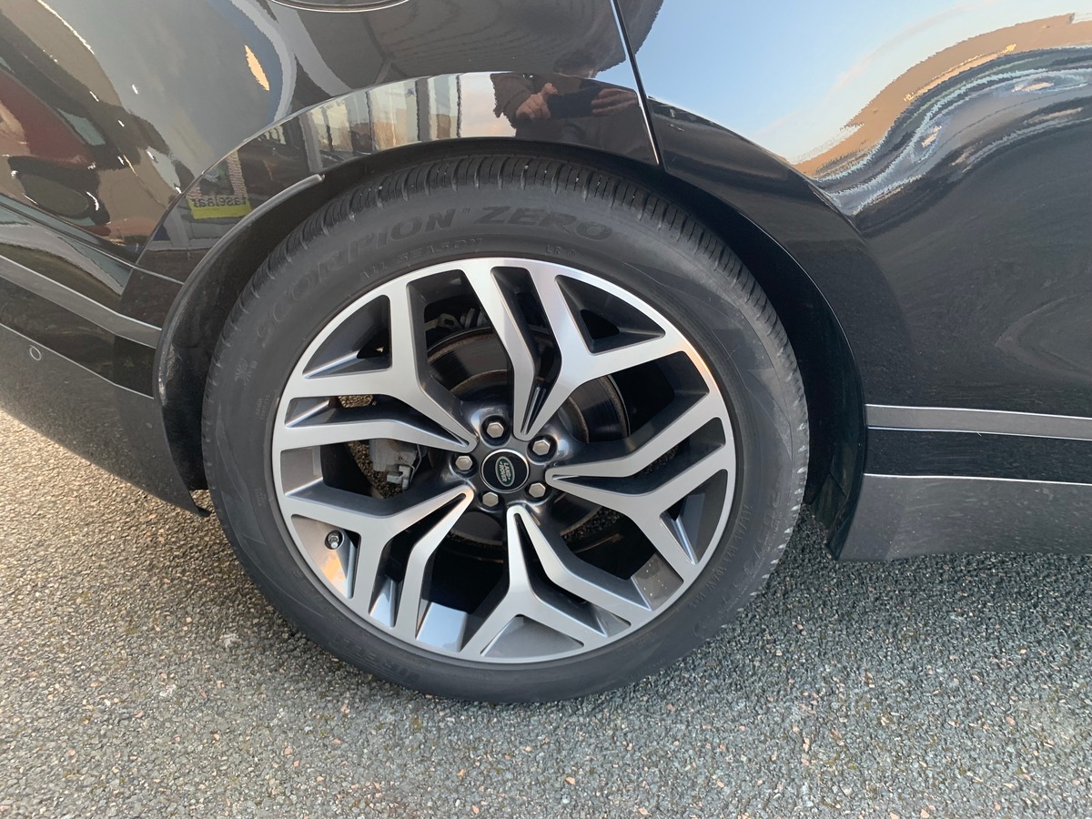 Land-Rover Range Rover Velar R-DYNAMIC 300