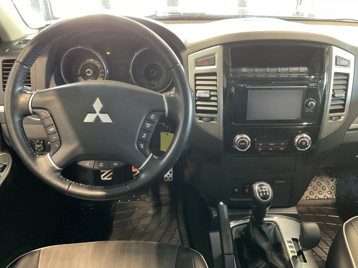 Mitsubishi Pajero 3.2 DI-D Plus AHK Caméra Xénon 7 places .