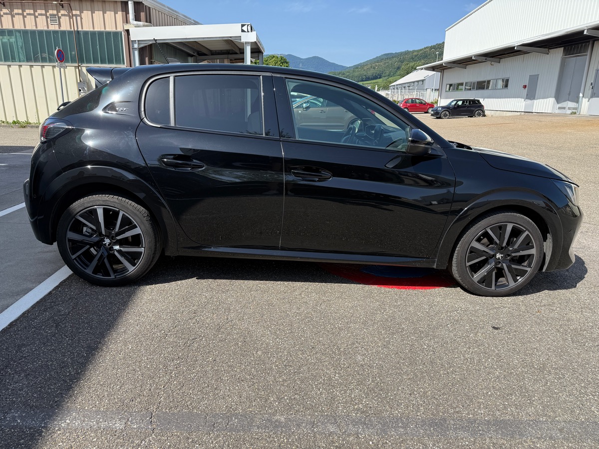 Peugeot 208 1.2 PureTech 130 ch GT Line EAT8, Toit Panoramique, I-Cockpit, Camera de recul