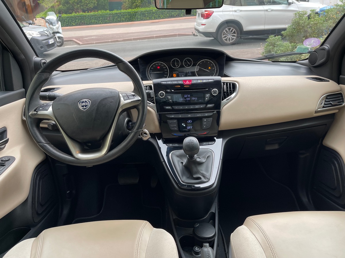 Lancia Ypsilon 85 cv / 1 er Main / Boîte auto / Km Réel / Toit Ouvrant