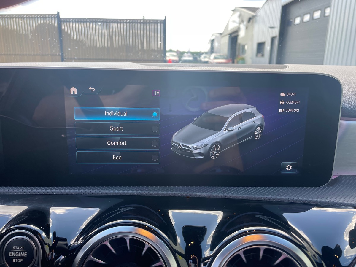 Mercedes-Benz Classe A 200 AMG LINE 163 cv LED AMBIANCE - CARPLAY - TOIT OUVRANT - SIEGE CHAUFFANT