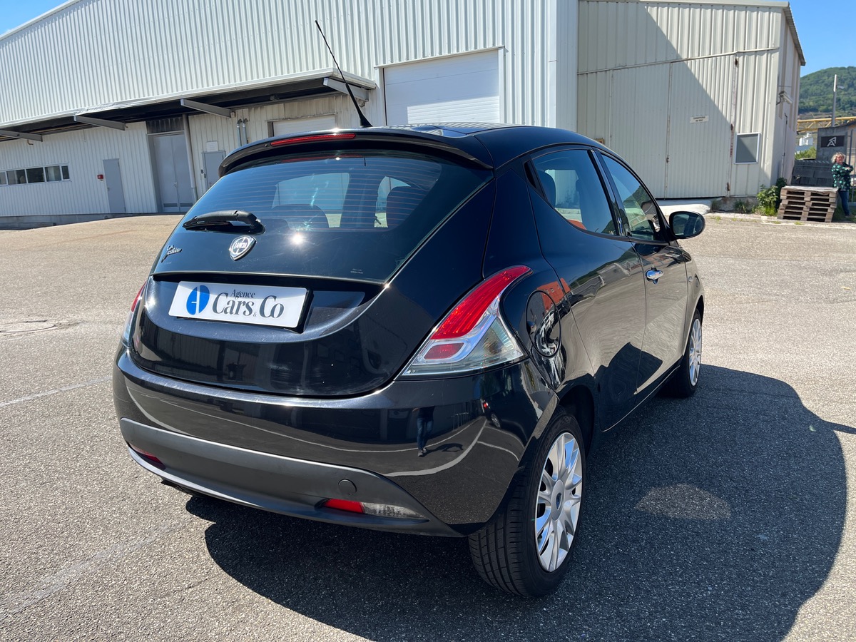 Lancia Ypsilon III 1.3 MULTIJET 95 BLACK&RED 5P