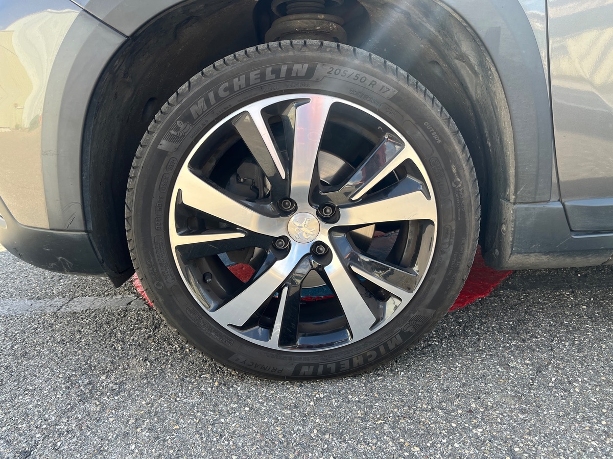 Peugeot 2008 1.5 BLUEHDI 120 S&S GT LINE EAT6 + SUIVI COMPLET + ATTELAGE