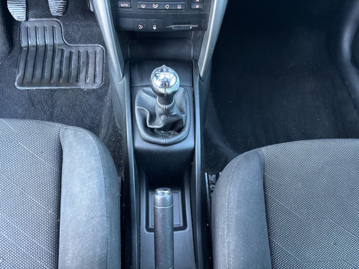 Peugeot 207 1.6 HDI 90 - PREMIUM - DISTRIBUTION NEUVE - REVISEE - GARANTIE