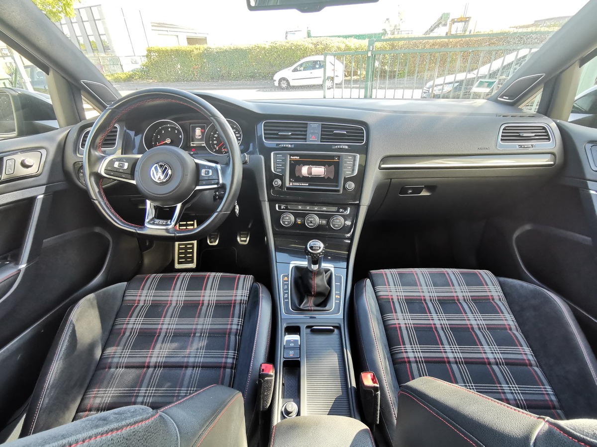 Volkswagen Golf GTI PERFORMANCE 2.0 TSI 230