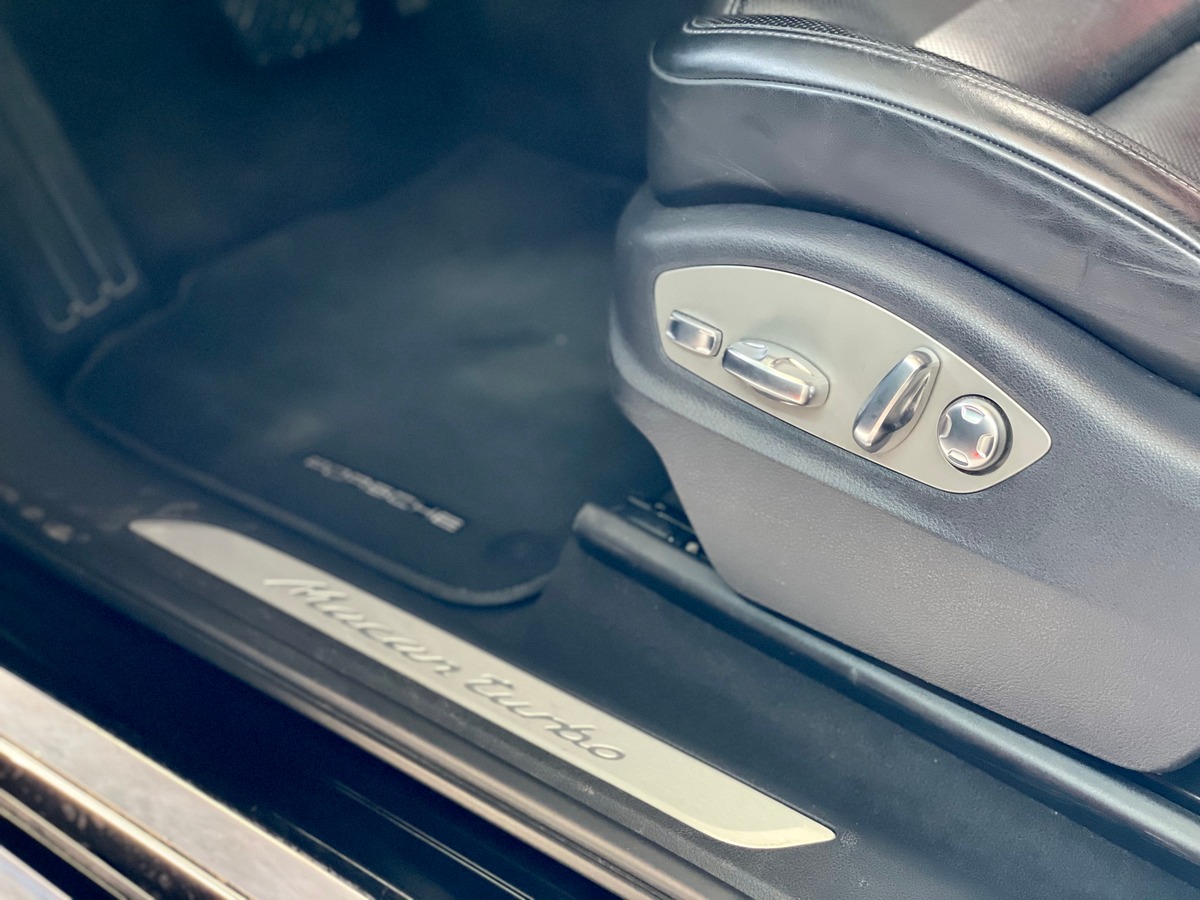 Porsche Macan 3.6 V6 TURBO 400 Full Options a