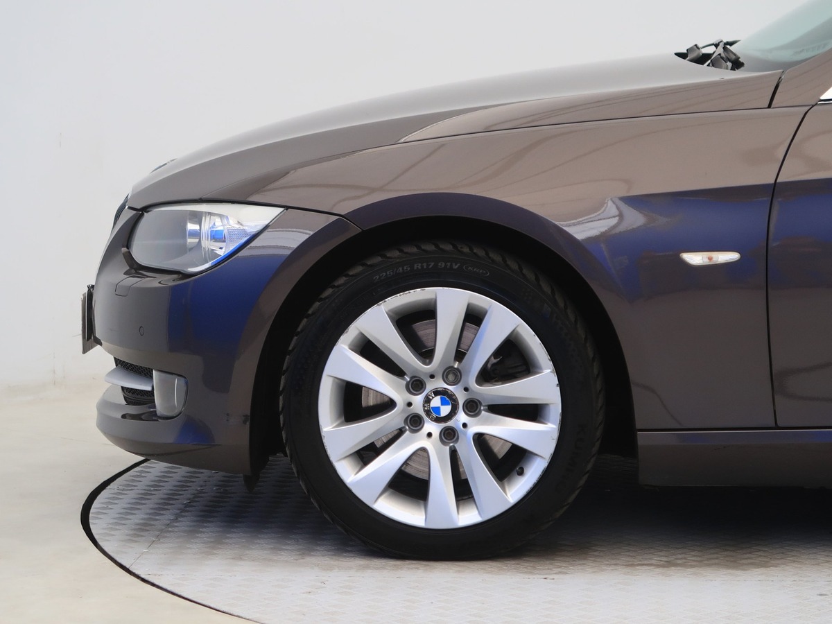 Bmw Série 3 BMW 330i xDrive Coupé 2011 – Performance et Luxe