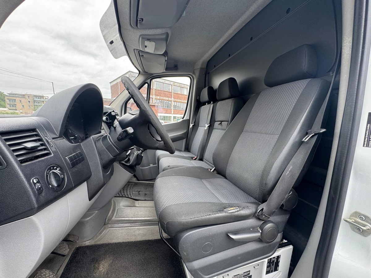 Mercedes-Benz Sprinter 906.613 210CDI 2.2 Fourgon moyen tôlé 3.0T 95 cv