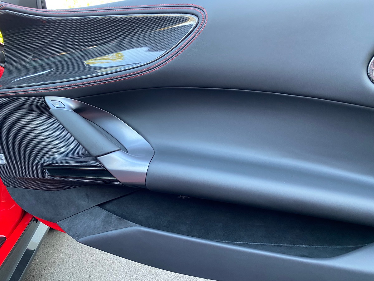 Ferrari SF90 SPIDER / TVA / 1ERE MAIN / 300 KMS