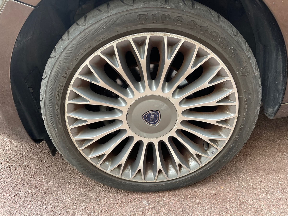 Lancia Ypsilon 85 cv / 1 er Main / Boîte auto / Km Réel / Toit Ouvrant