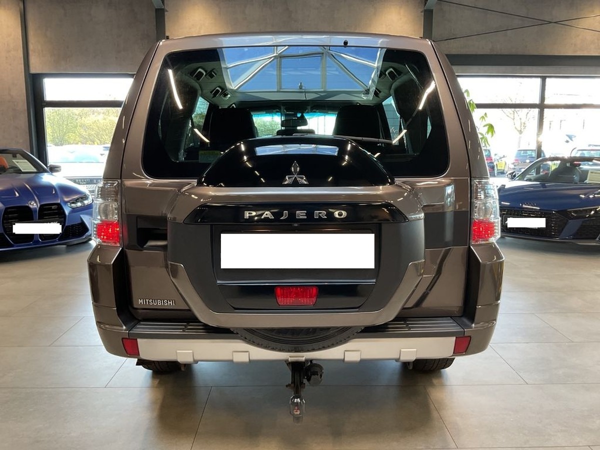 Mitsubishi Pajero 3.2 DI-D Plus AHK Caméra Xénon 7 places .