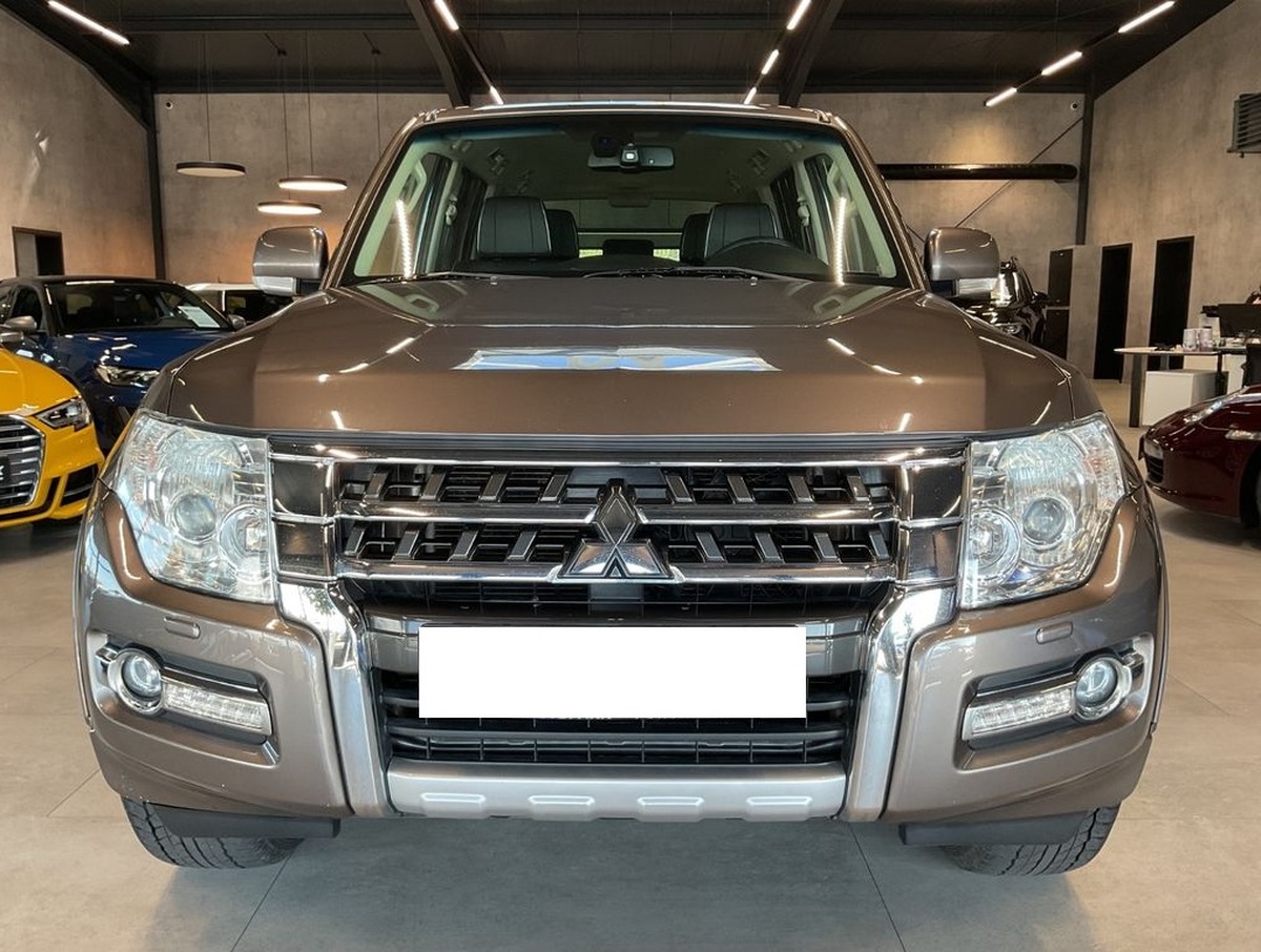 Mitsubishi Pajero 3.2 DI-D Plus AHK Caméra Xénon 7 places .