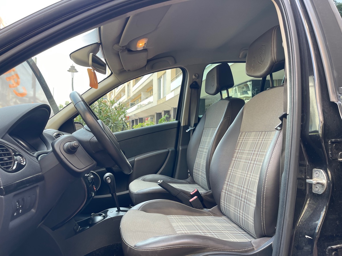RENAULT Clio 1.6 i 111 cv / Phase 2 / Boîte auto / 5 Portes / Stade De France / GPS/ Clim
