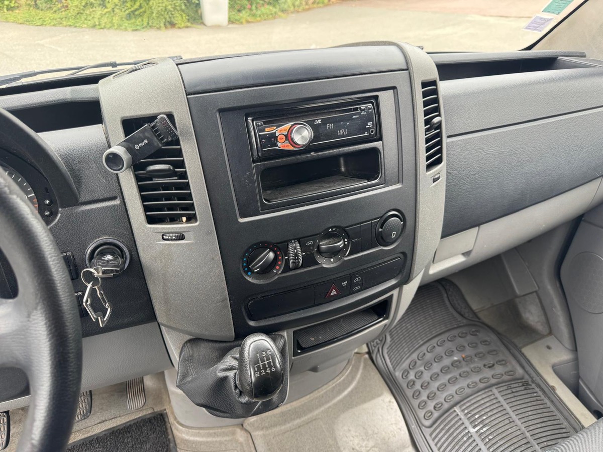 Mercedes-Benz Sprinter 906.613 210CDI 2.2 Fourgon moyen tôlé 3.0T 95 cv