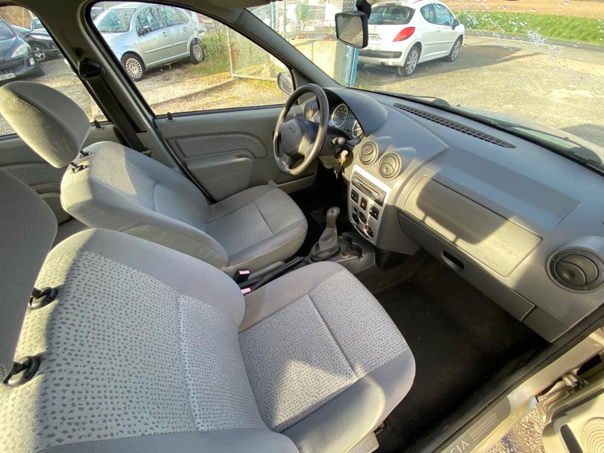 Dacia Logan 1.5 dci 70cv 1ere main 143679km avec crochet d’attelage