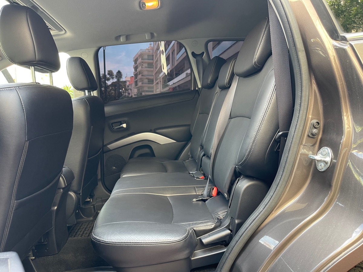 Mitsubishi Outlander 2.2 DI-D 156 CV 4WD 7 Places/Entretien complet Constructeur/Toit Ouvrant