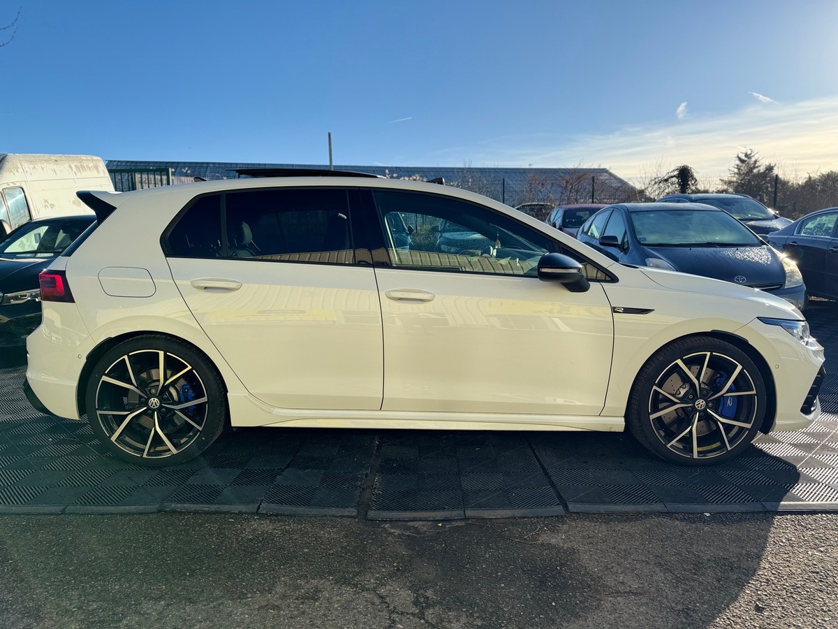 Volkswagen Golf 8r 2.0 320 cv tsi 4Motion R  DSG7  - TOIT OUVRANT - LIGNE AKRAPOVIC - ENTRETIEN VW