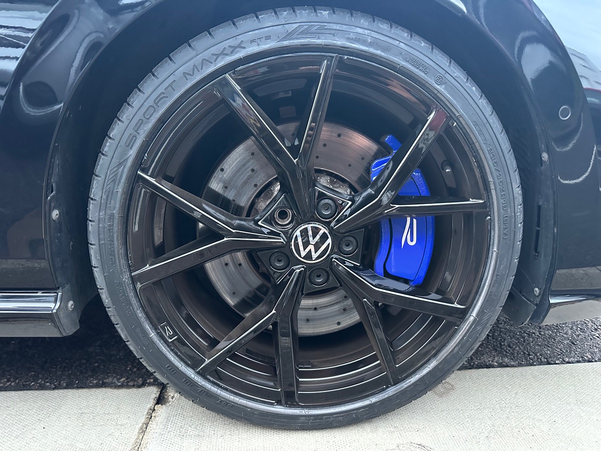 Volkswagen Golf 8 R 320 cv pack performance av TVA