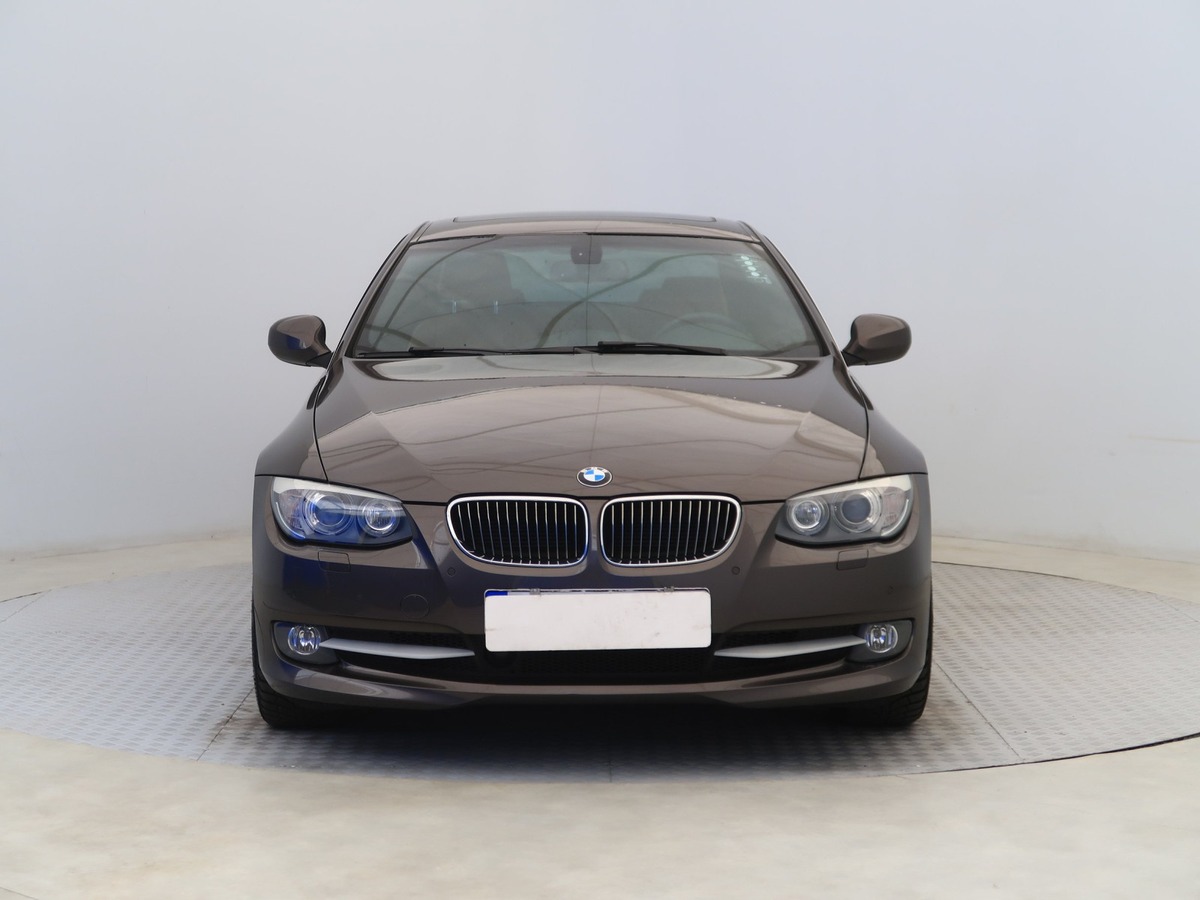 Bmw Série 3 BMW 330i xDrive Coupé 2011 – Performance et Luxe