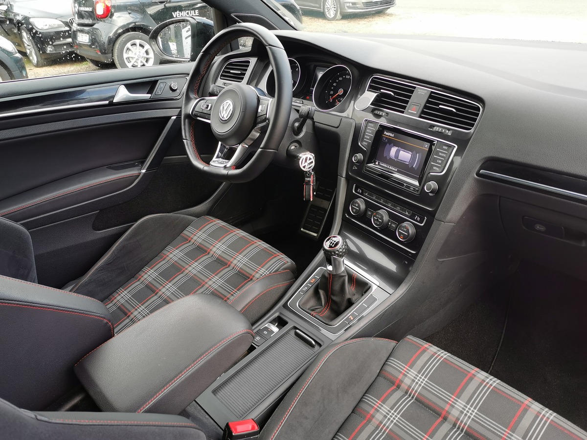 Volkswagen Golf 7 VII GTI 2.0 TSI 220 DYNAUDIO