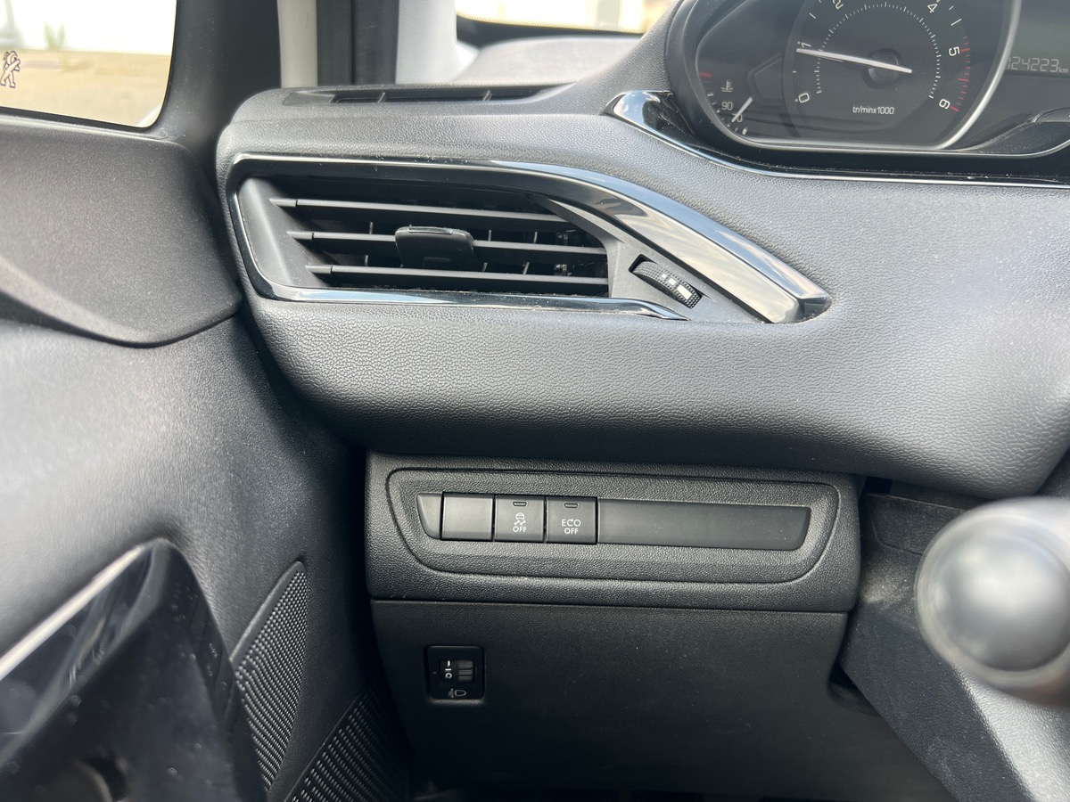 Peugeot 208 100 Cv BlueHDI STYLE, SUIVI COMPLET, TOIT PANORAMIQUE, SIEGES CHAUFFANTS
