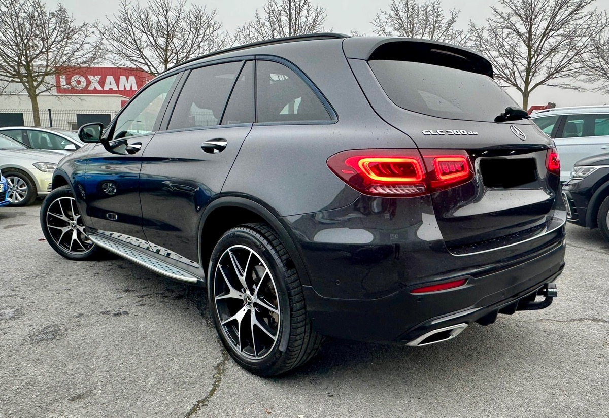 Mercedes Benz GLC 300 de 4 MATIC AMG LINE + TOIT OUVRANT ET ATTELAGE