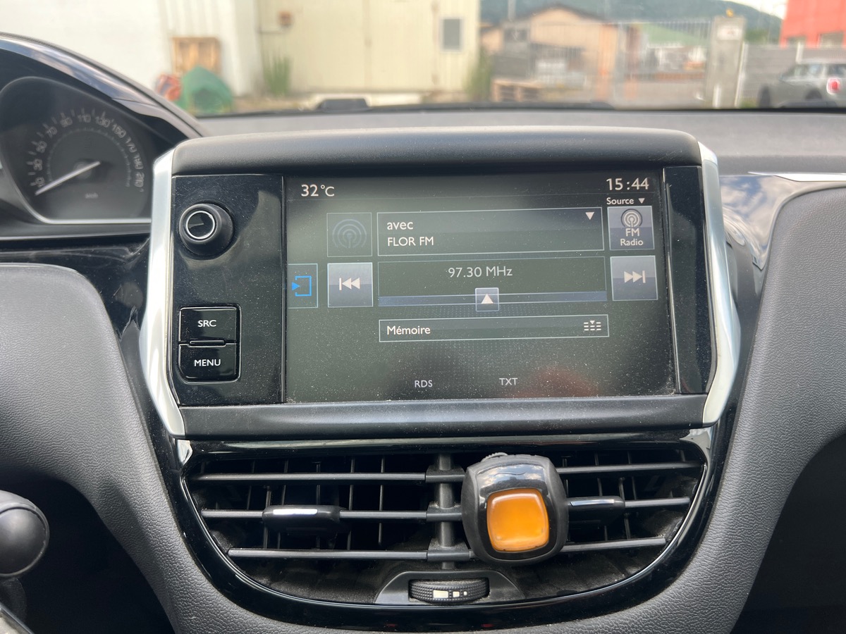 Peugeot 208 100 Cv BlueHDI STYLE, SUIVI COMPLET, TOIT PANORAMIQUE, SIEGES CHAUFFANTS