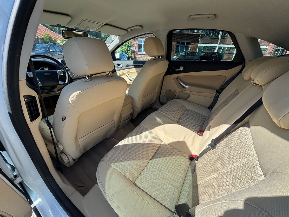 Ford Mondeo 2.0 TDCI GHIA - ATTELAGE- Distribution neuve - Révisé - Garantie