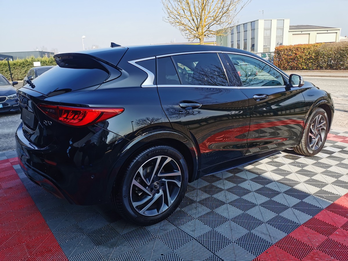 Infiniti Q30 1.6t 122 PREMIUM CITY BLACK CAM 360 g