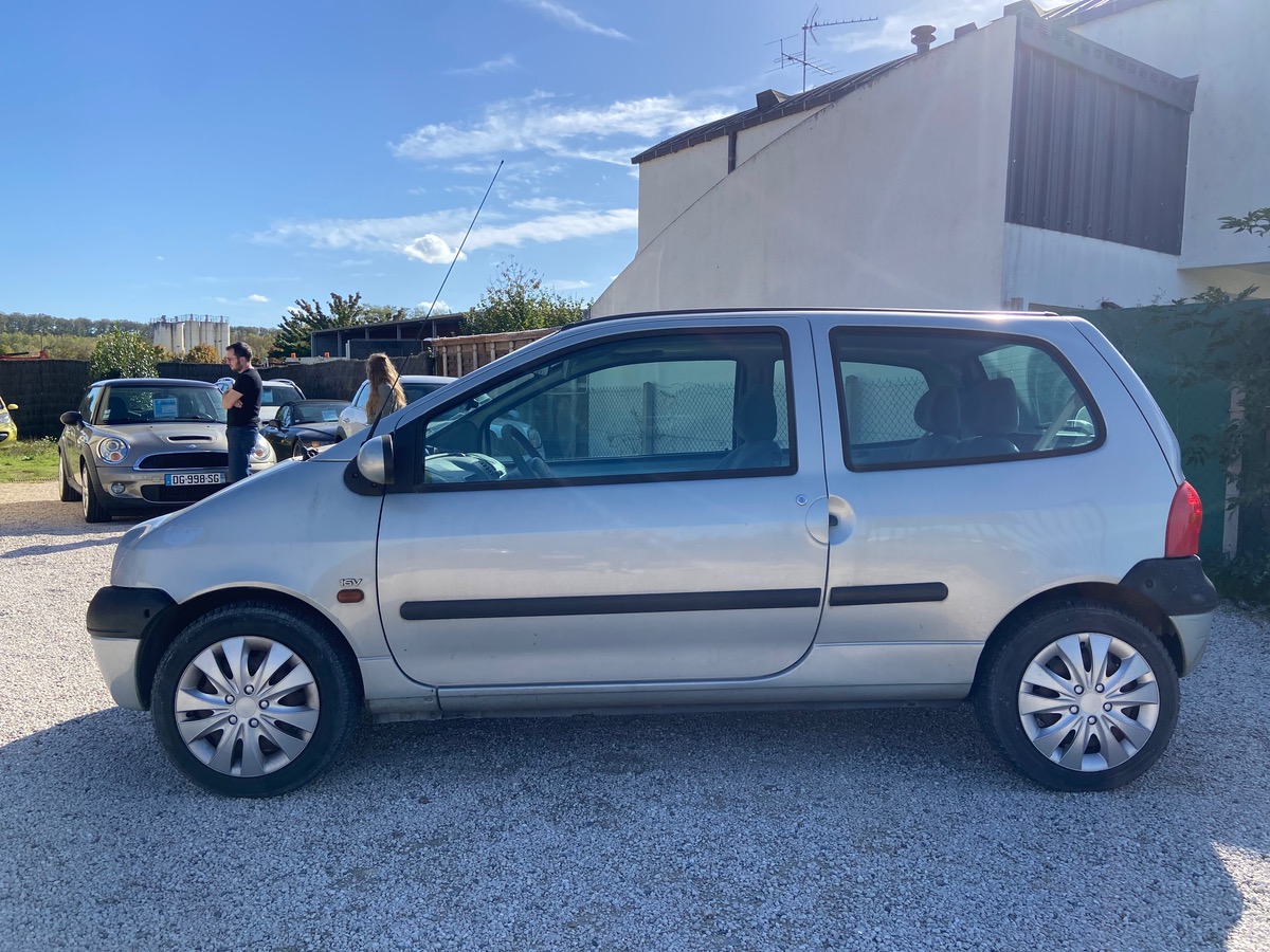 RENAULT Twingo expr 16s kit de distribution à 163 000, véhicule entretenu, factures inclues