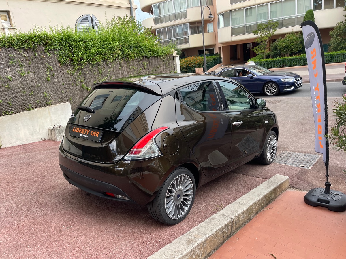 Lancia Ypsilon 85 cv / 1 er Main / Boîte auto / Km Réel / Toit Ouvrant