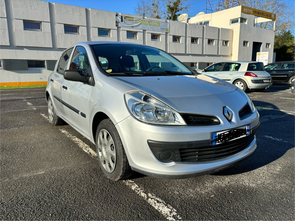 RENAULT Clio III 1.5 DCI 70 / régulateur / clim / suivi concession