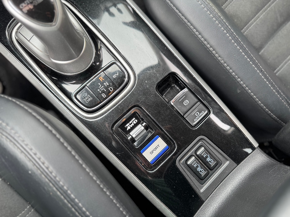 Mitsubishi Outlander PHEV 2.4l Twin Motor 225CH 4WD - ELIGIBLE TOUT CATÉGORIE UBER - CUIR