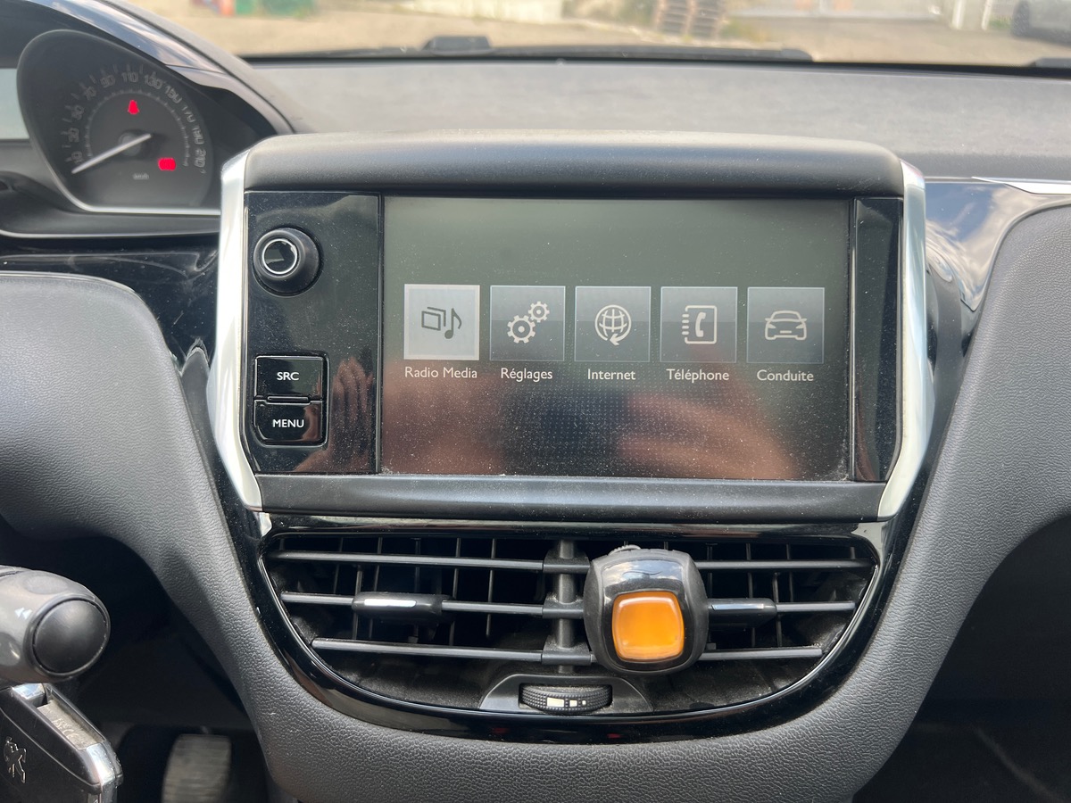 Peugeot 208 100 Cv BlueHDI STYLE, SUIVI COMPLET, TOIT PANORAMIQUE, SIEGES CHAUFFANTS