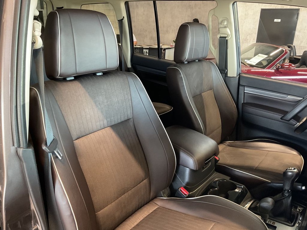 Mitsubishi Pajero 3.2 DI-D Plus AHK Caméra Xénon 7 places .
