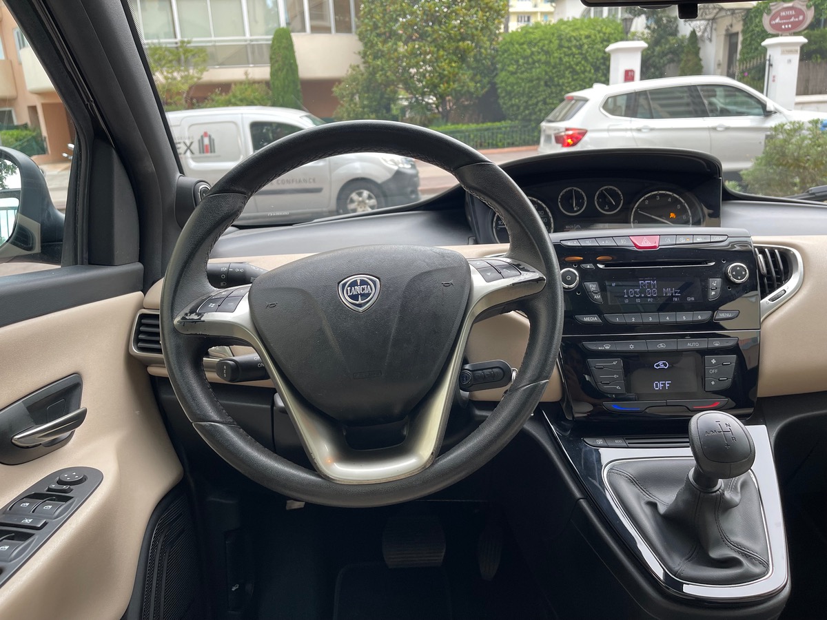 Lancia Ypsilon 85 cv / 1 er Main / Boîte auto / Km Réel / Toit Ouvrant