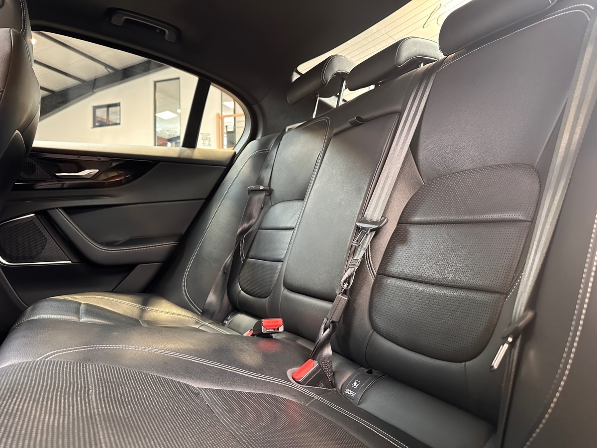 Jaguar XE D180 BVA AWD R-DYNAMIC SE
