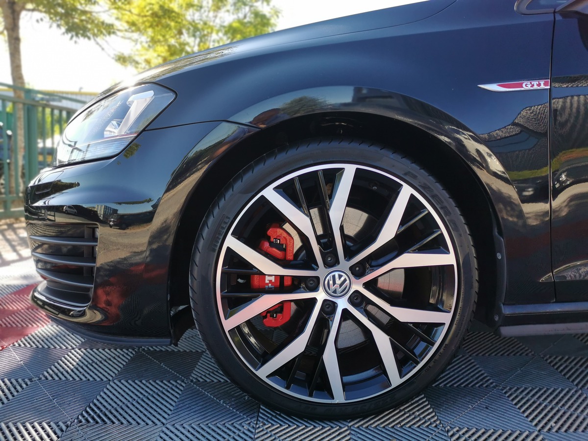 Volkswagen Golf GTI PERFORMANCE 2.0 TSI 230