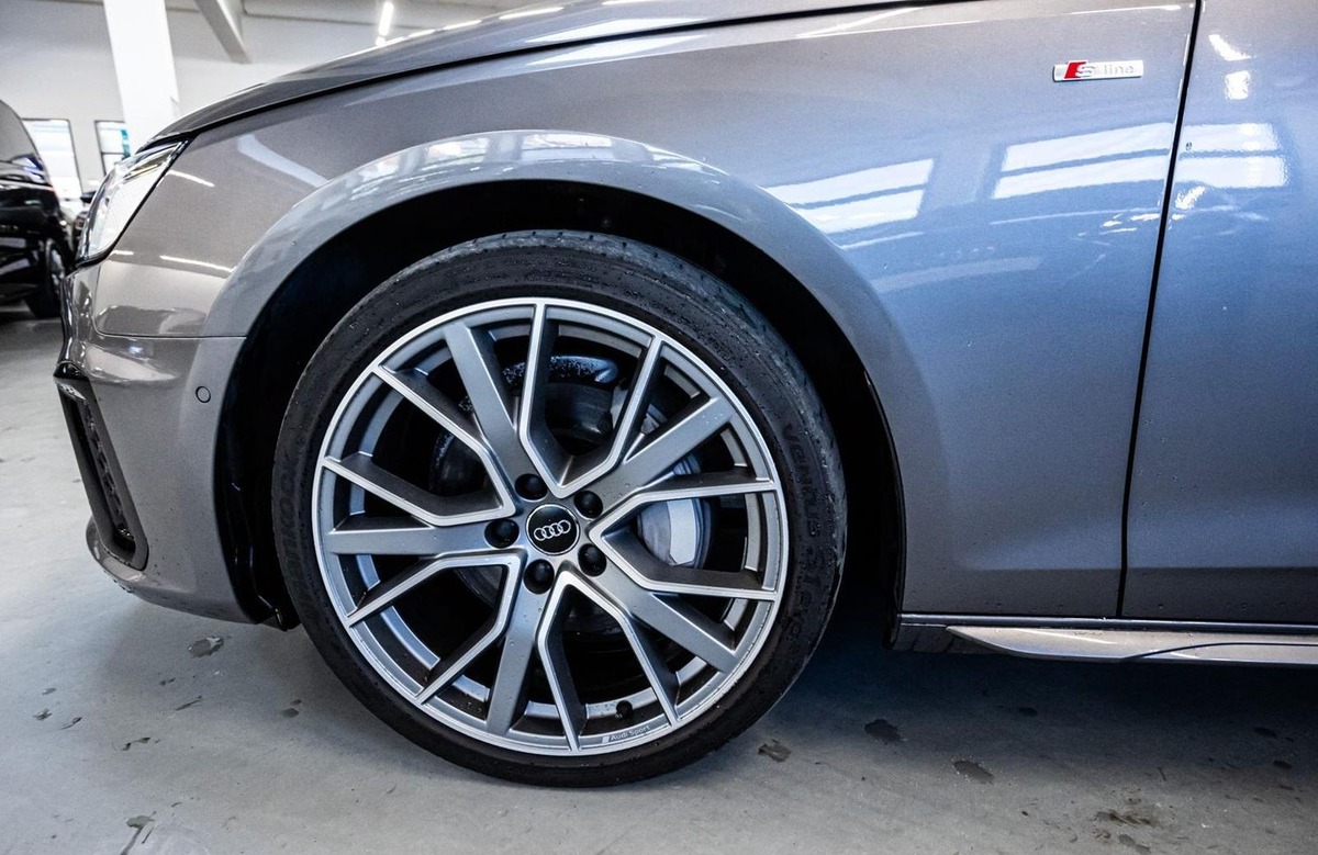 Audi A4 Avant V 40 TDI 204ch S line quattro S tronic 7 Bang&Olufsen Toit ouvrant Attelage