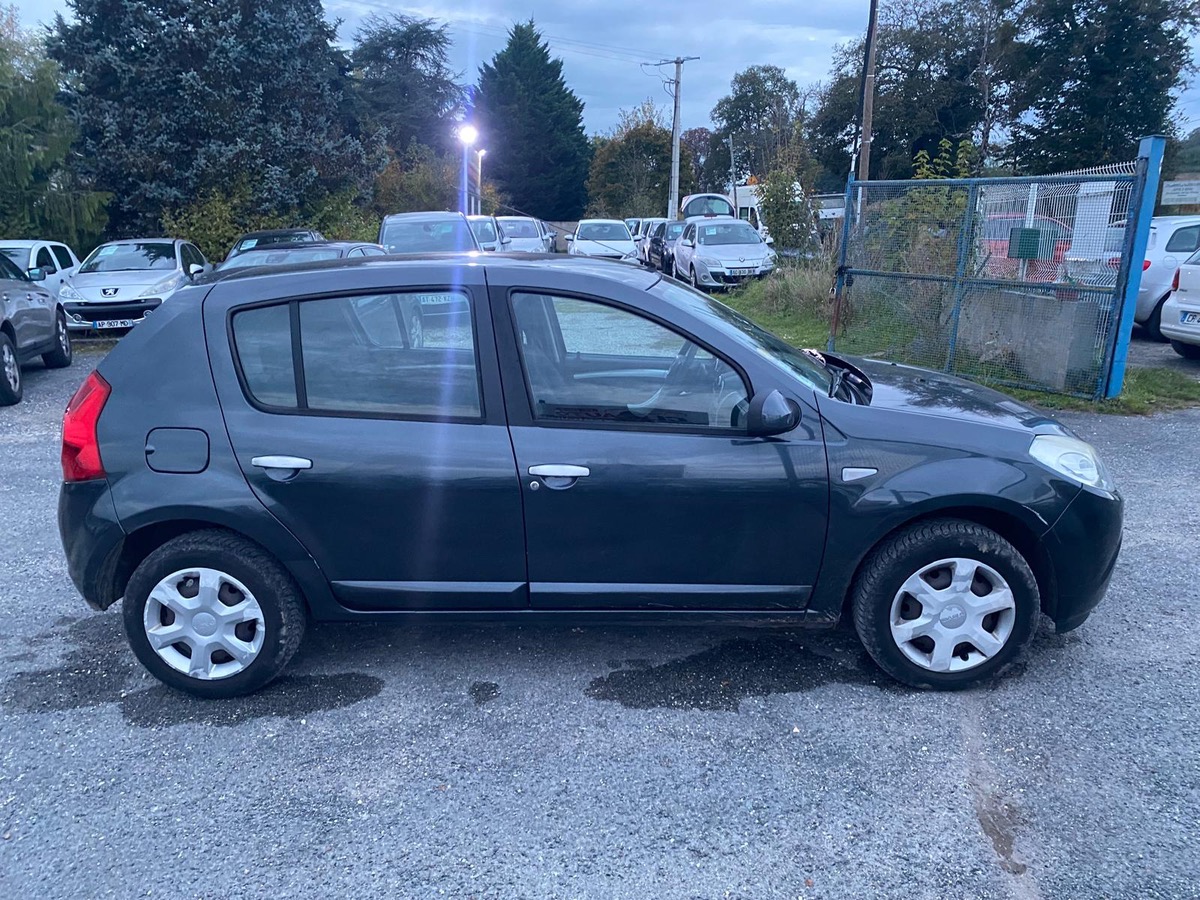 Dacia Sandero 1.5 dci 90cv 1ère main carnet entretien complet 