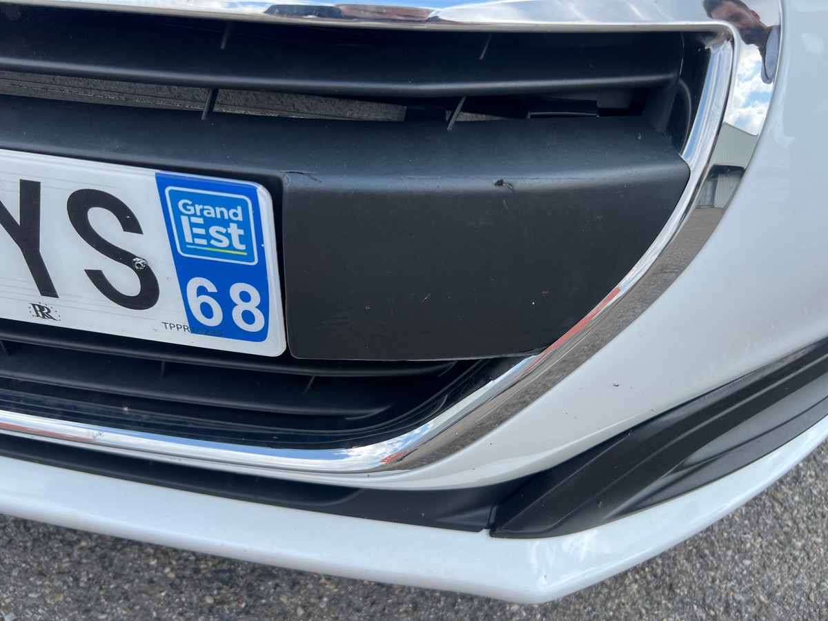 Peugeot 208 100 Cv BlueHDI STYLE, SUIVI COMPLET, TOIT PANORAMIQUE, SIEGES CHAUFFANTS
