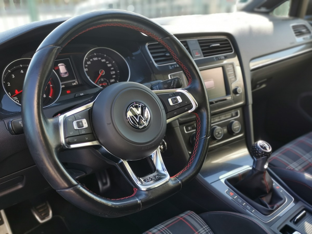 Volkswagen Golf GTI PERFORMANCE 2.0 TSI 230