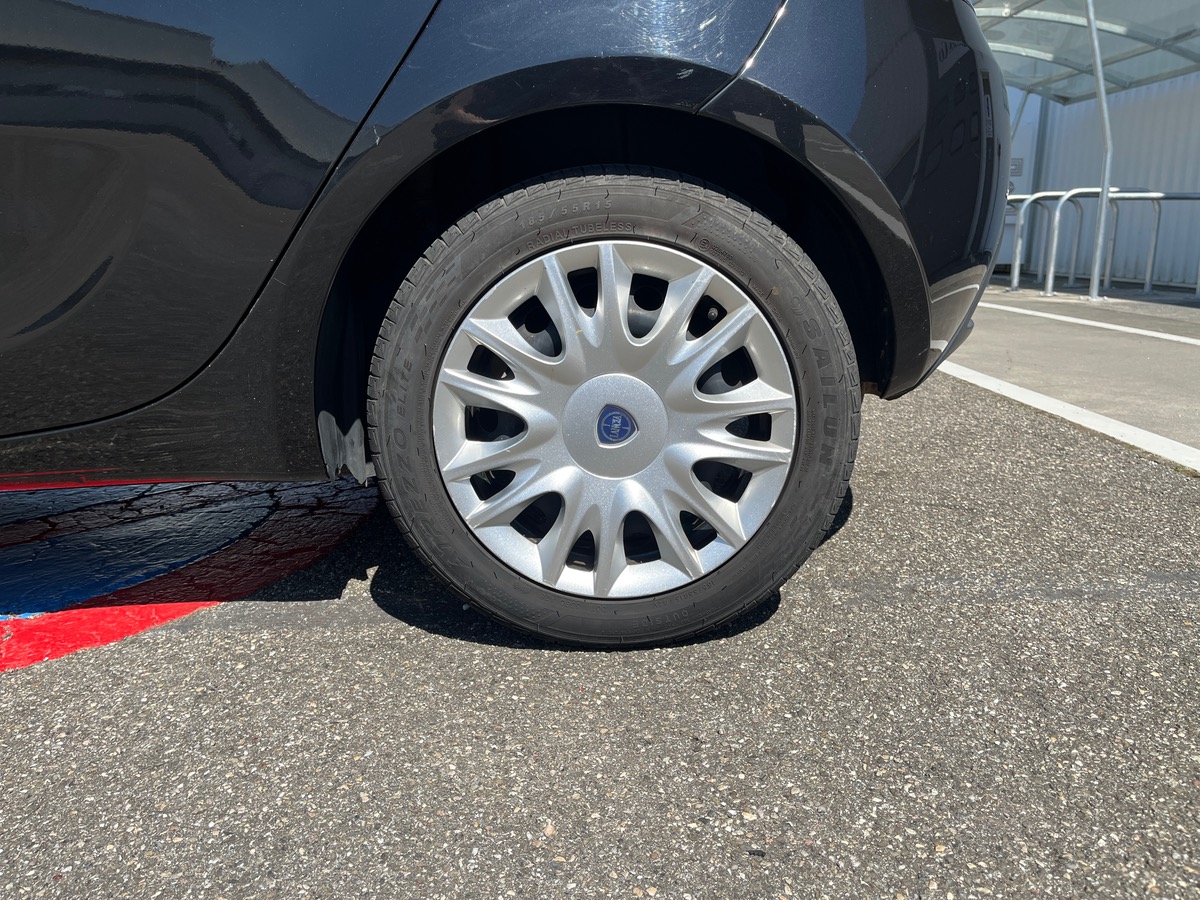 Lancia Ypsilon III 1.3 MULTIJET 95 BLACK&RED 5P