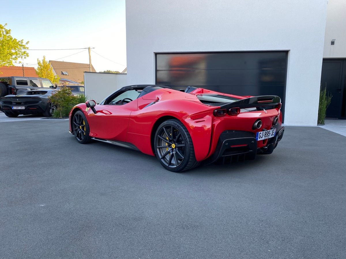 Ferrari SF90 SPIDER / TVA / 1ERE MAIN / 300 KMS