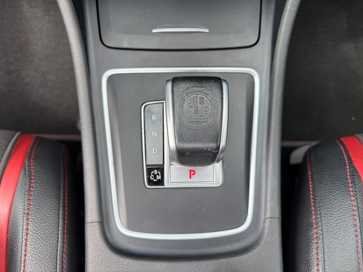 Mercedes-Benz GLA 45 AMG 2.0 4MATIC 7G-DCT 360cv, Toit ouvrant, Sièges électriques chauffants.