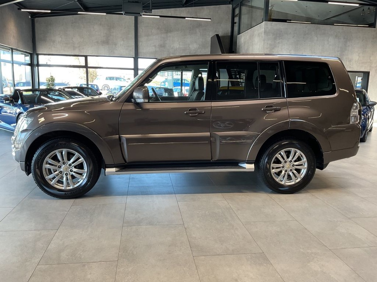 Mitsubishi Pajero 3.2 DI-D Plus AHK Caméra Xénon 7 places .