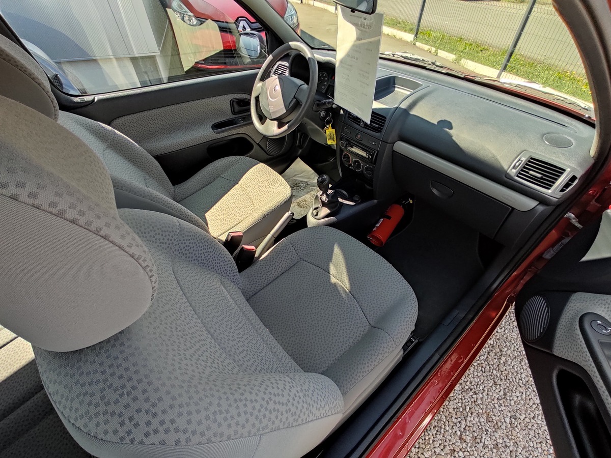 RENAULT Clio II 1.2i 60 Campus Authentique