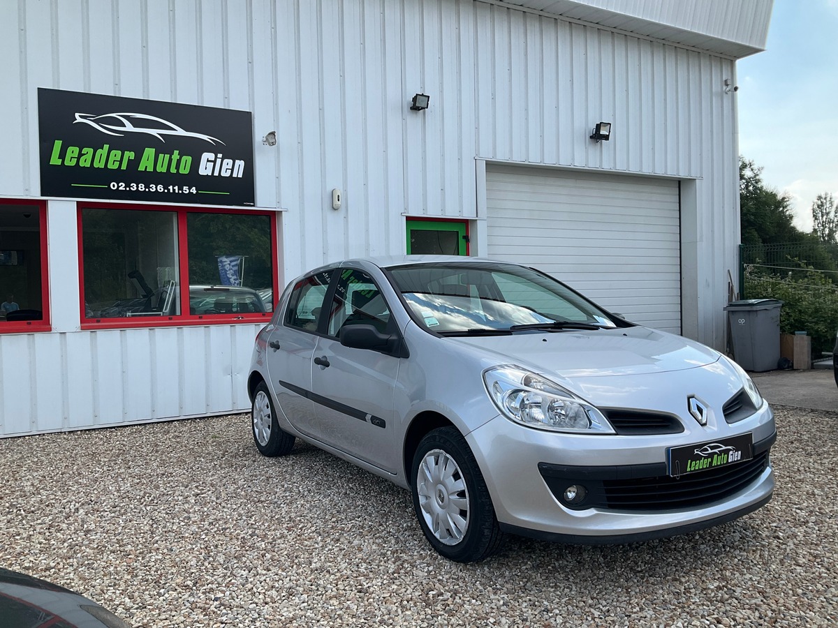 Renault Clio III 1.5 DCI 68 CH EXPRESSION 82211 KM