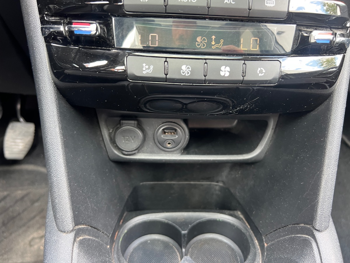 Peugeot 208 100 Cv BlueHDI STYLE, SUIVI COMPLET, TOIT PANORAMIQUE, SIEGES CHAUFFANTS