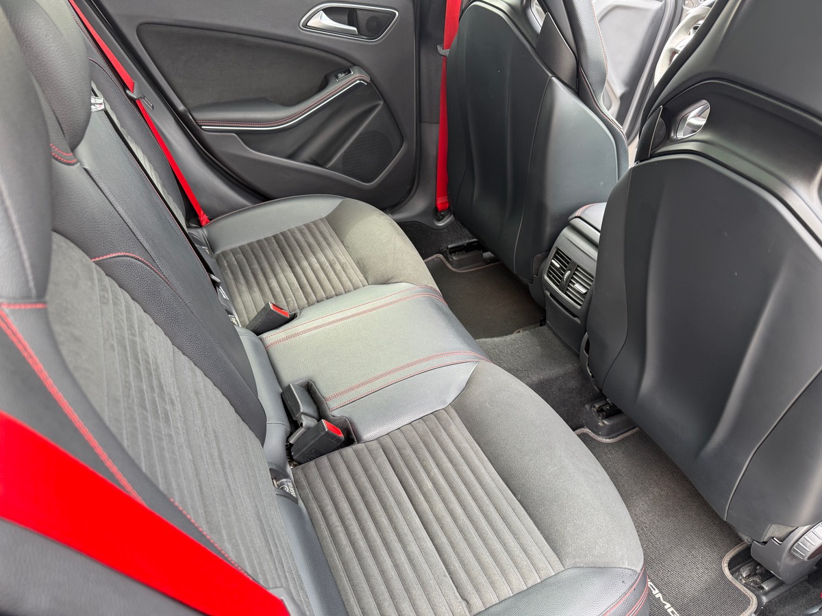 Mercedes-Benz GLA 45 AMG 2.0 4MATIC 7G-DCT 360cv, Toit ouvrant, Sièges électriques chauffants.